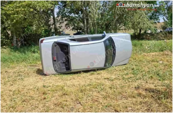 Սպիտակում «Mercedes»-ը վրшերթի է ենթարկել երթևեկելի գոտուց դուրս ընդմիջում անող 2 քաղաքացու և կողաշրջված հայտնվել դաշտում